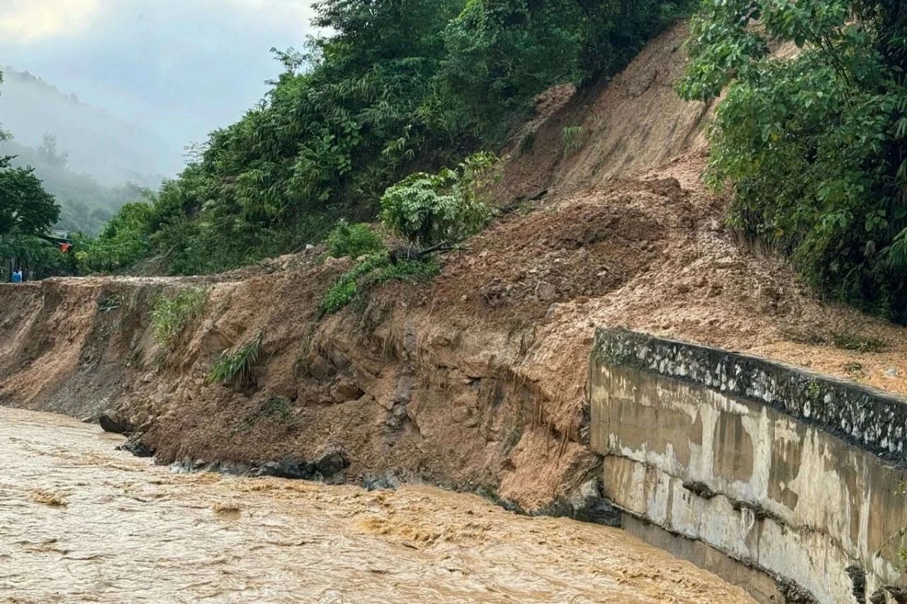 Hai huyện biên giới Nghệ An xuất hiện lũ ống, sạt lở đất trong đêm