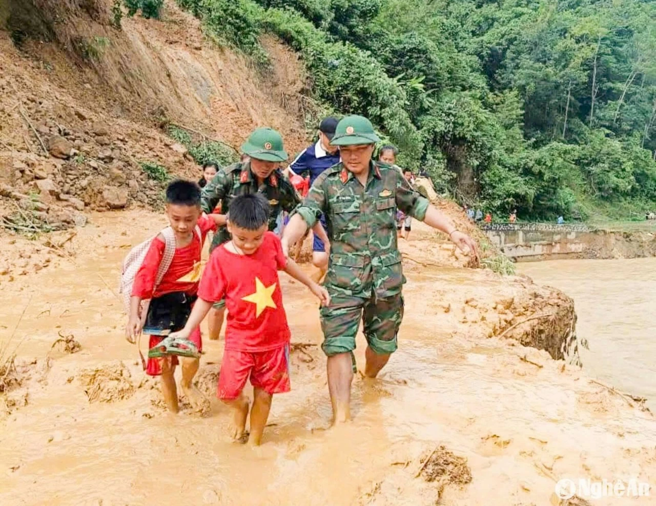 Hai huyện biên giới Nghệ An xuất hiện lũ ống, sạt lở đất trong đêm