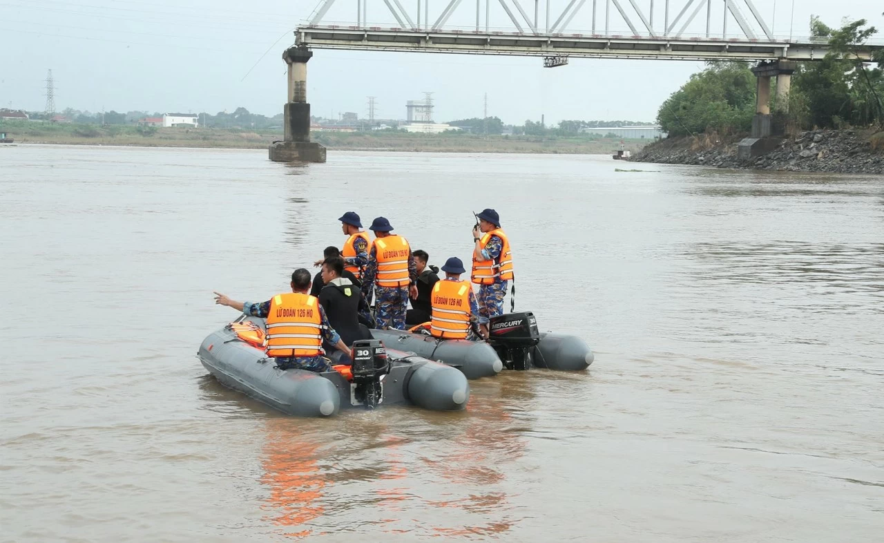 Nỗ lực tìm kiếm 4 nạn nhân mất tích trong sập cầu Phong Châu, Phú Thọ