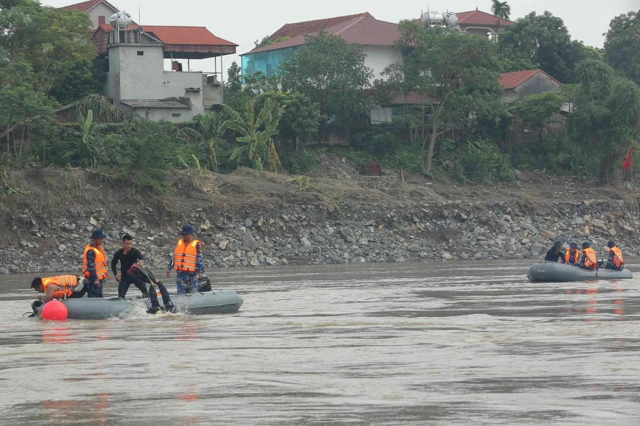 Nỗ lực tìm kiếm 4 nạn nhân mất tích trong sập cầu Phong Châu, Phú Thọ