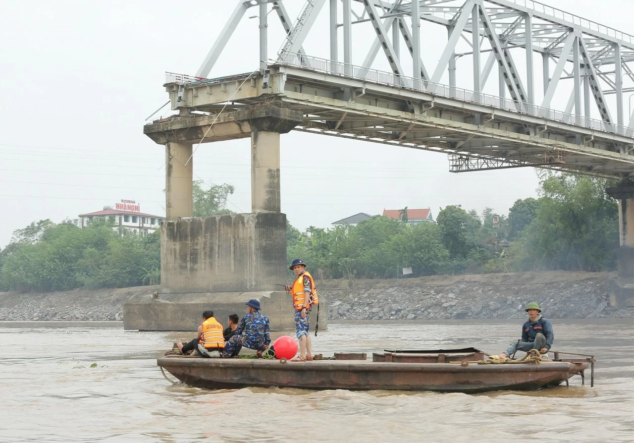 Nỗ lực tìm kiếm 4 nạn nhân mất tích trong sập cầu Phong Châu, Phú Thọ