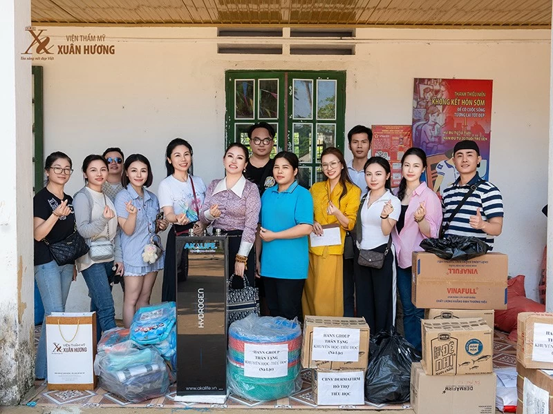 Đoàn thiện nguyện tặng 2 máy lọc nước cho hai điểm trường, mong muốn mang đến nguồn nước sạch cho các em học sinh & thầy cô giáo.