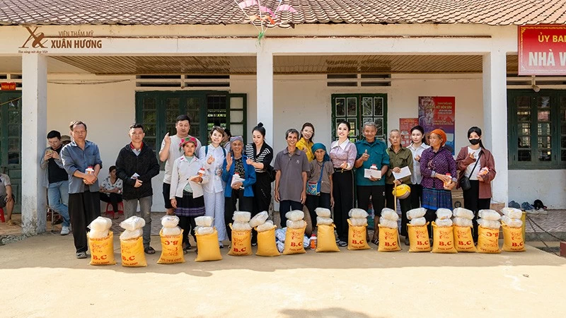 Đoàn thiện nguyện trao từng bao gạo đến các hộ dân gặp khó khăn, mong khắc phục hậu quả tạm thời sau cơn bão. 