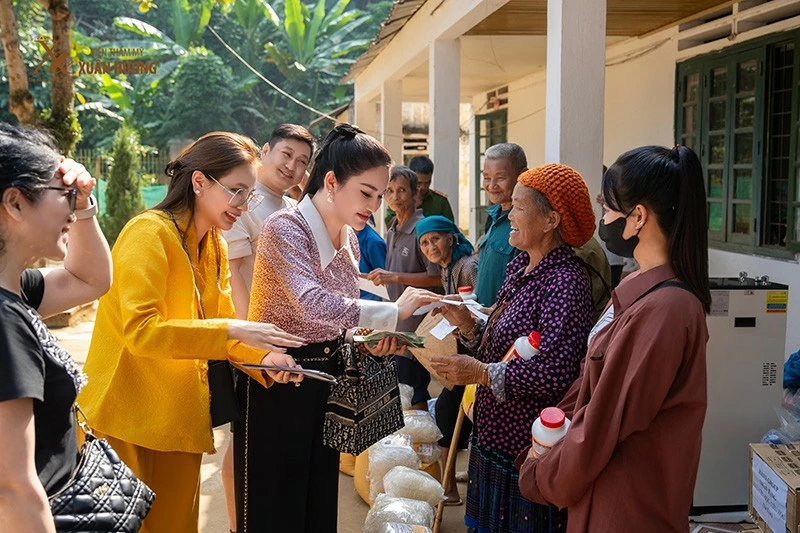 Chủ tịch Đặng Thị Xuân Hương trao tận tay tiền mặt cho bà con. Chủ tịch Đặng Thị Xuân Hương trao tận tay tiền mặt cho bà con.