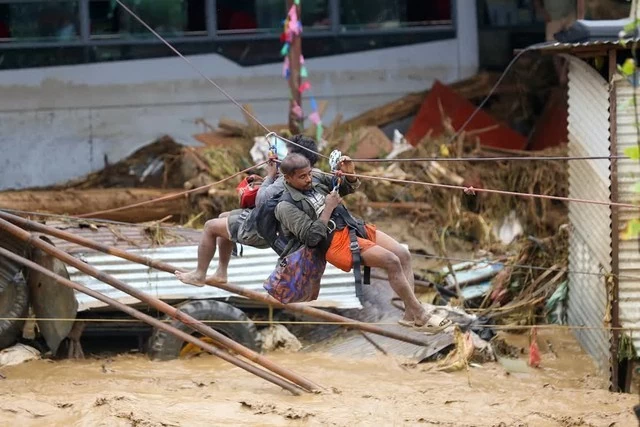 Nepal ‘vật lộn’ với lũ lụt và lở đất nghiêm trọng trên diện rộng Nepal ‘vật lộn’ với lũ lụt và lở đất nghiêm trọng trên diện rộng