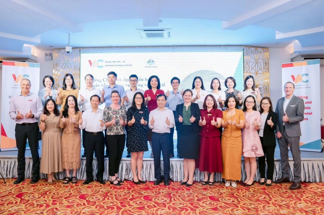 Khai giảng khóa học 'Chứng chỉ lãnh đạo chiến lược về các vấn đề khu vực công và quốc tế'. Khai giảng khóa học 'Chứng chỉ lãnh đạo chiến lược về các vấn đề khu vực công và quốc tế'.