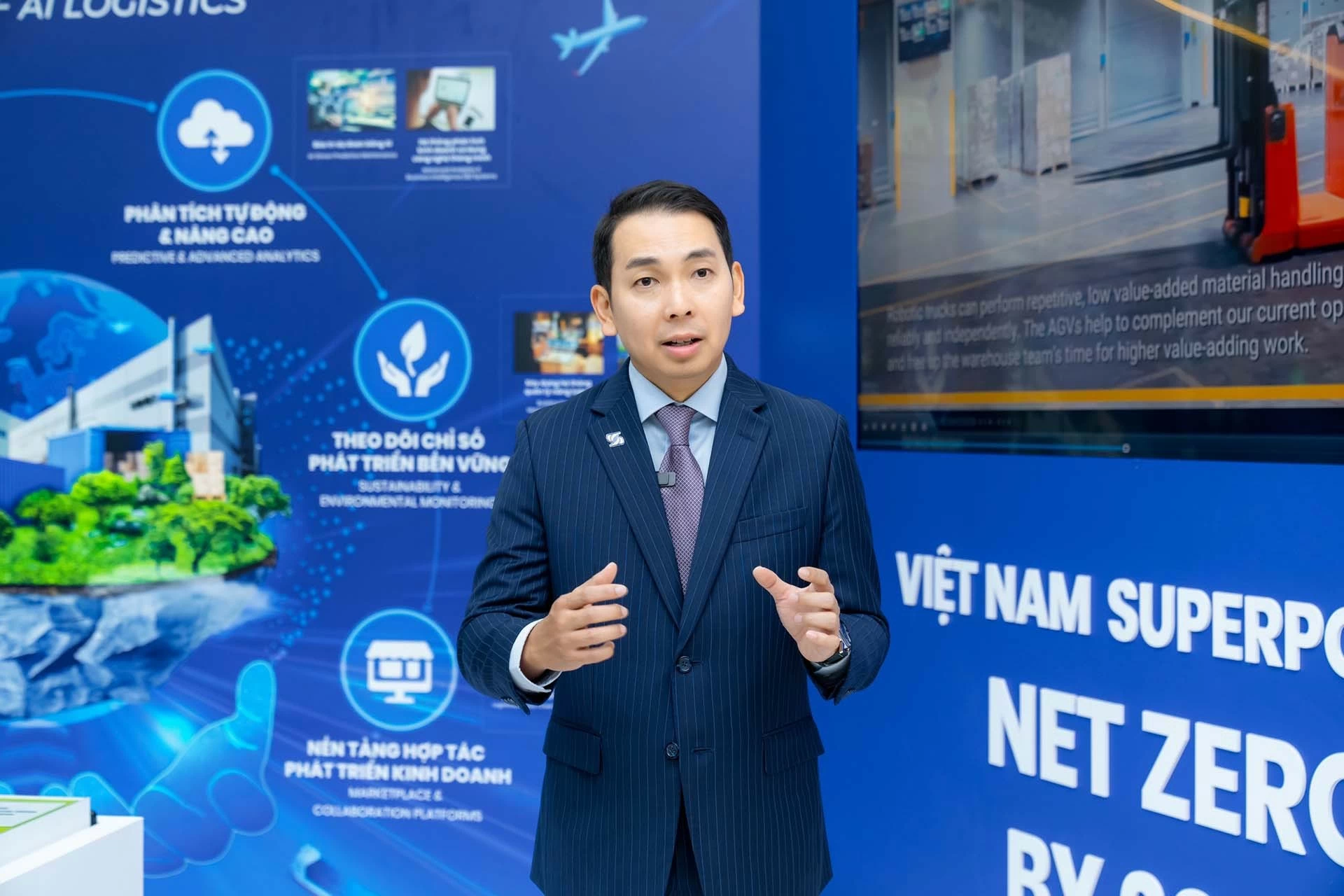 Tiến sĩ Yap Kwong Weng, CEO Việt Nam SuperPort™  thuyết trình về tương lai “siêu cảng”