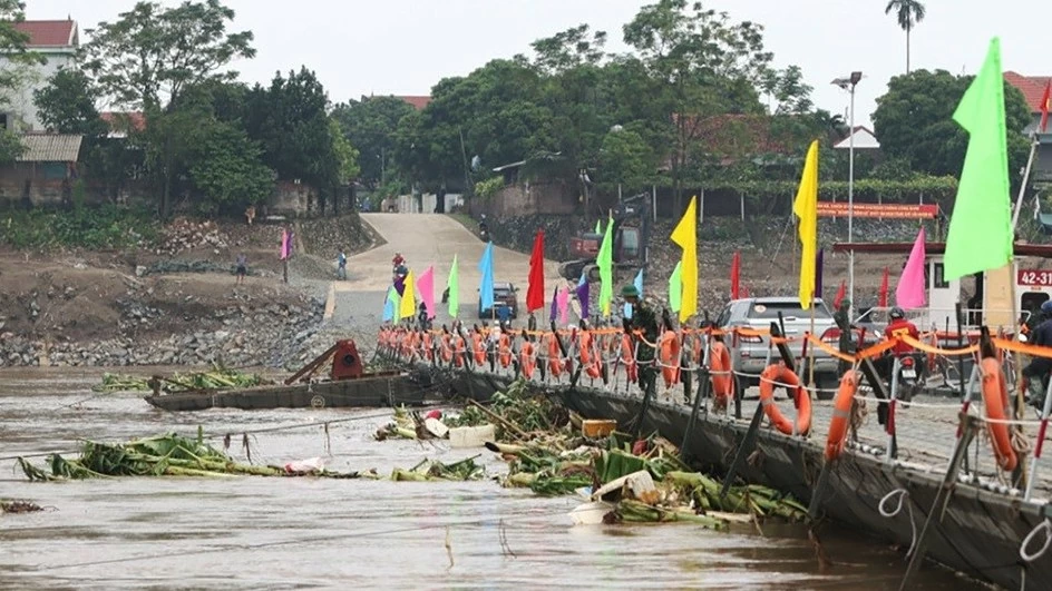 Nước sông Hồng lên cao, cầu phao Phong Châu tạm dừng hoạt động