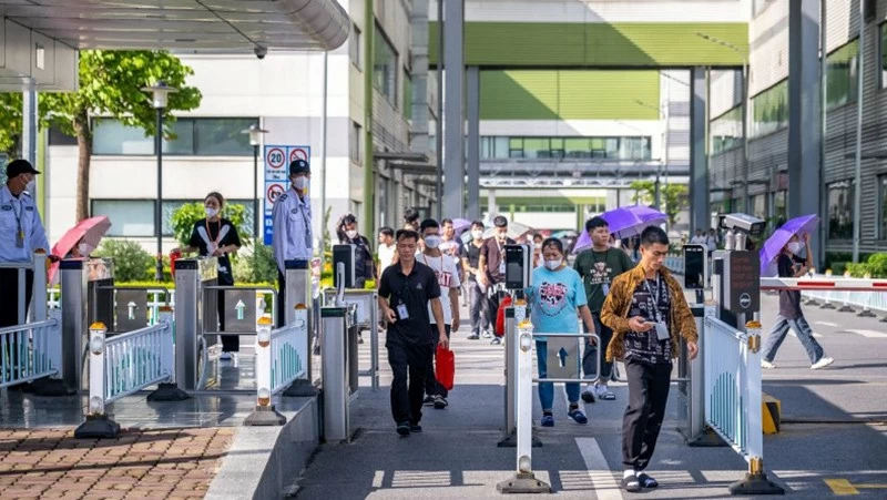 Công nhân tan ca làm việc tại một nhà cung cấp của Apple ở Bắc Ninh, Việt Nam. Linh Pham/Bloomberg/Getty Images