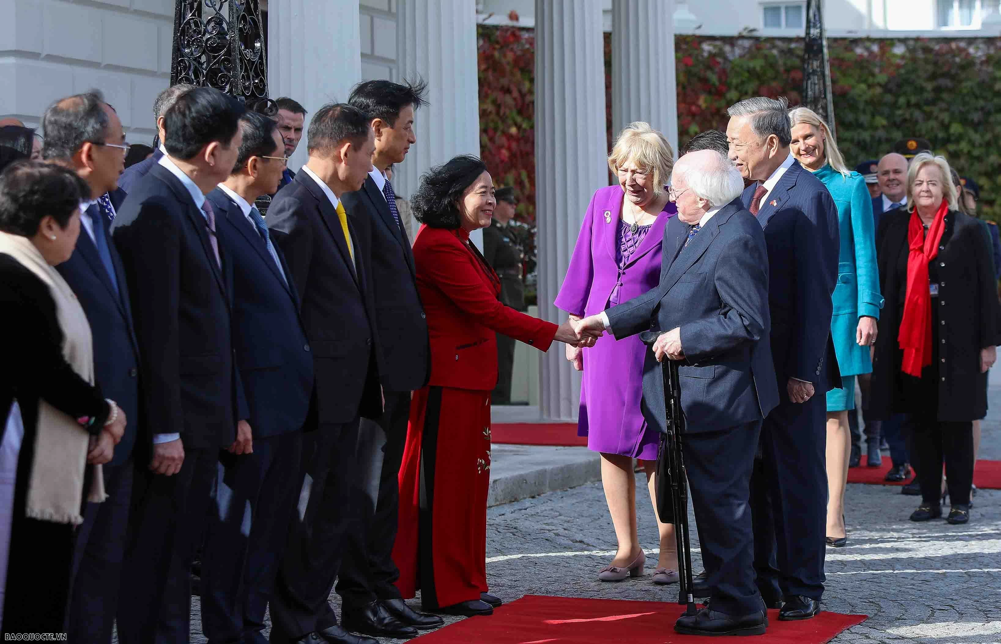 Irish President hosts welcome ceremony for Vietnamese General Secretary and State President