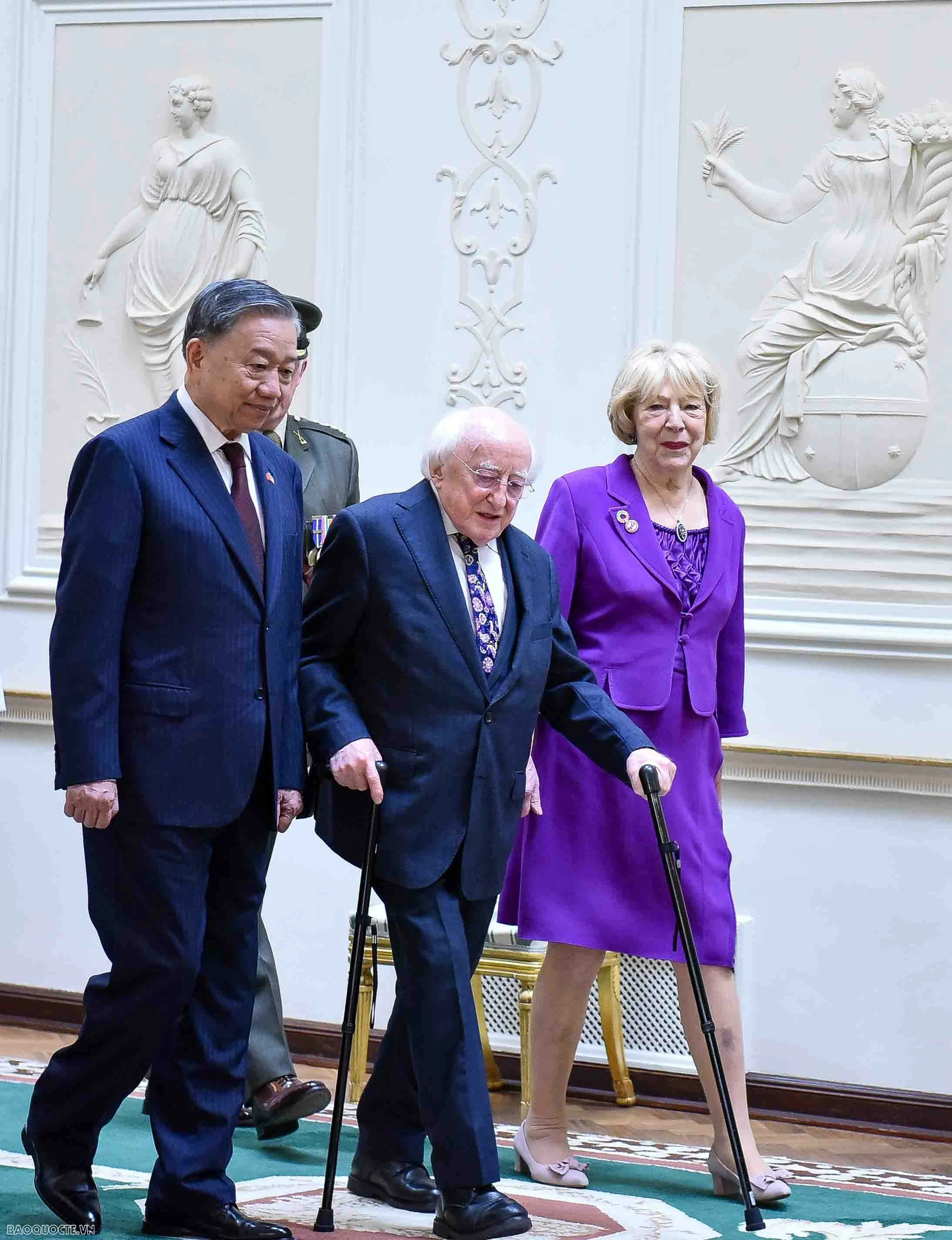 Irish President hosts welcome ceremony for Vietnamese General Secretary and State President