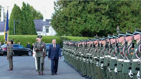 Irish President hosts welcome ceremony for Vietnamese General Secretary and State President