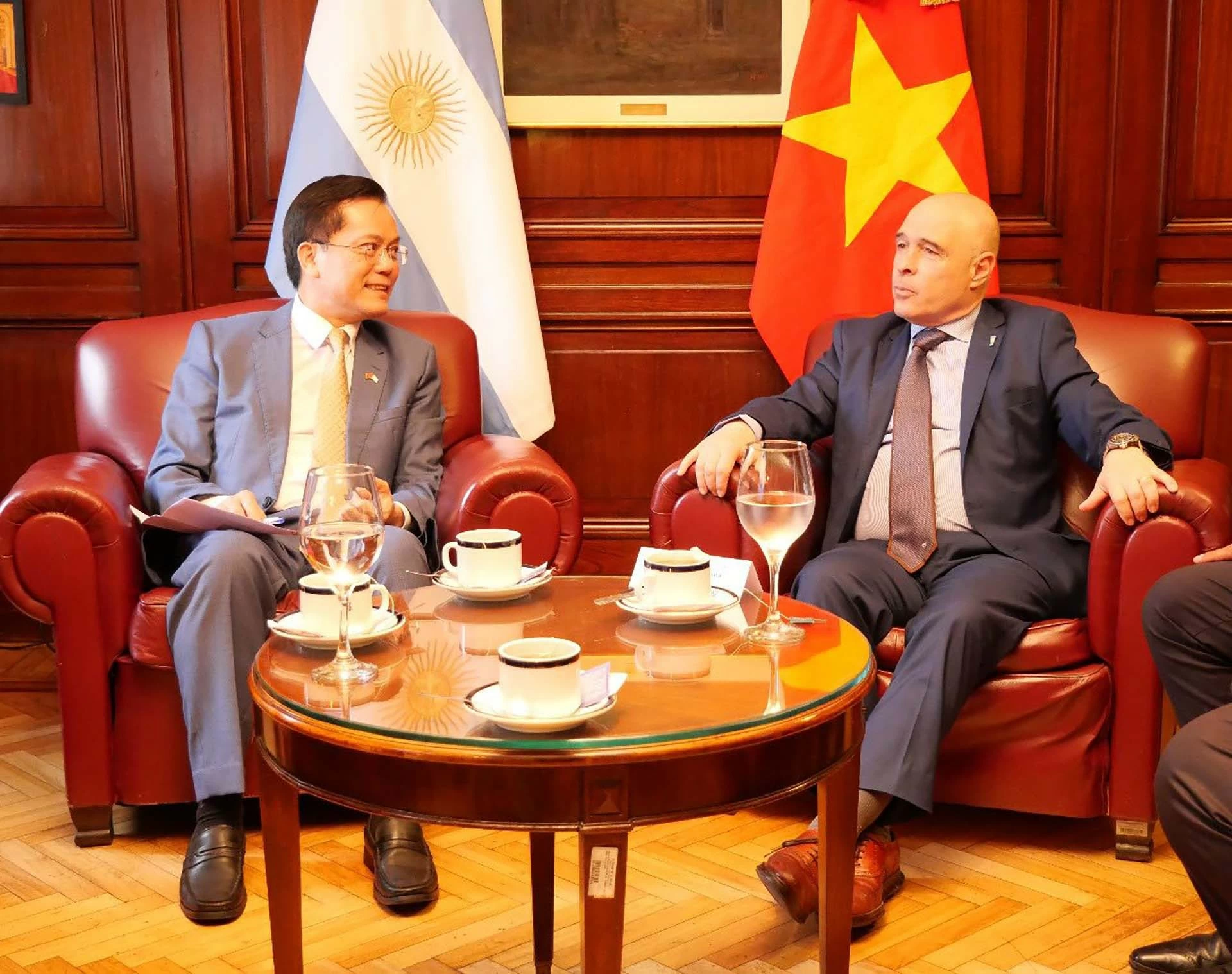 Thứ trưởng Hà Kim Ngọc thăm Argentina đồng chủ trì Tham vấn chính trị lần thứ 9 giữa hai Bộ Ngoại giao Thứ trưởng Hà Kim Ngọc thăm Argentina đồng chủ trì Tham vấn chính trị lần thứ 9 giữa hai Bộ Ngoại giao
