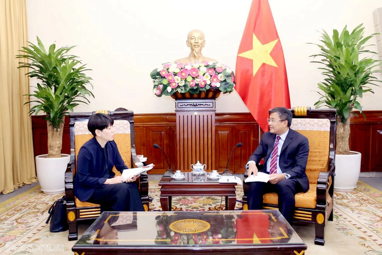 Thứ trưởng thường trực Nguyễn Minh Vũ tiếp Giám đốc phụ trách khu vực châu Á - Thái Bình Dương, Ngân hàng Hợp tác quốc tế Nhật Bản (JBIC). Thứ trưởng Thường trực Bộ Ngoại giao Nguyễn Minh Vũ tiếp Giám đốc phụ trách khu vực châu Á - Thái Bình Dương, Ngân hàng Hợp tác quốc tế Nhật Bản