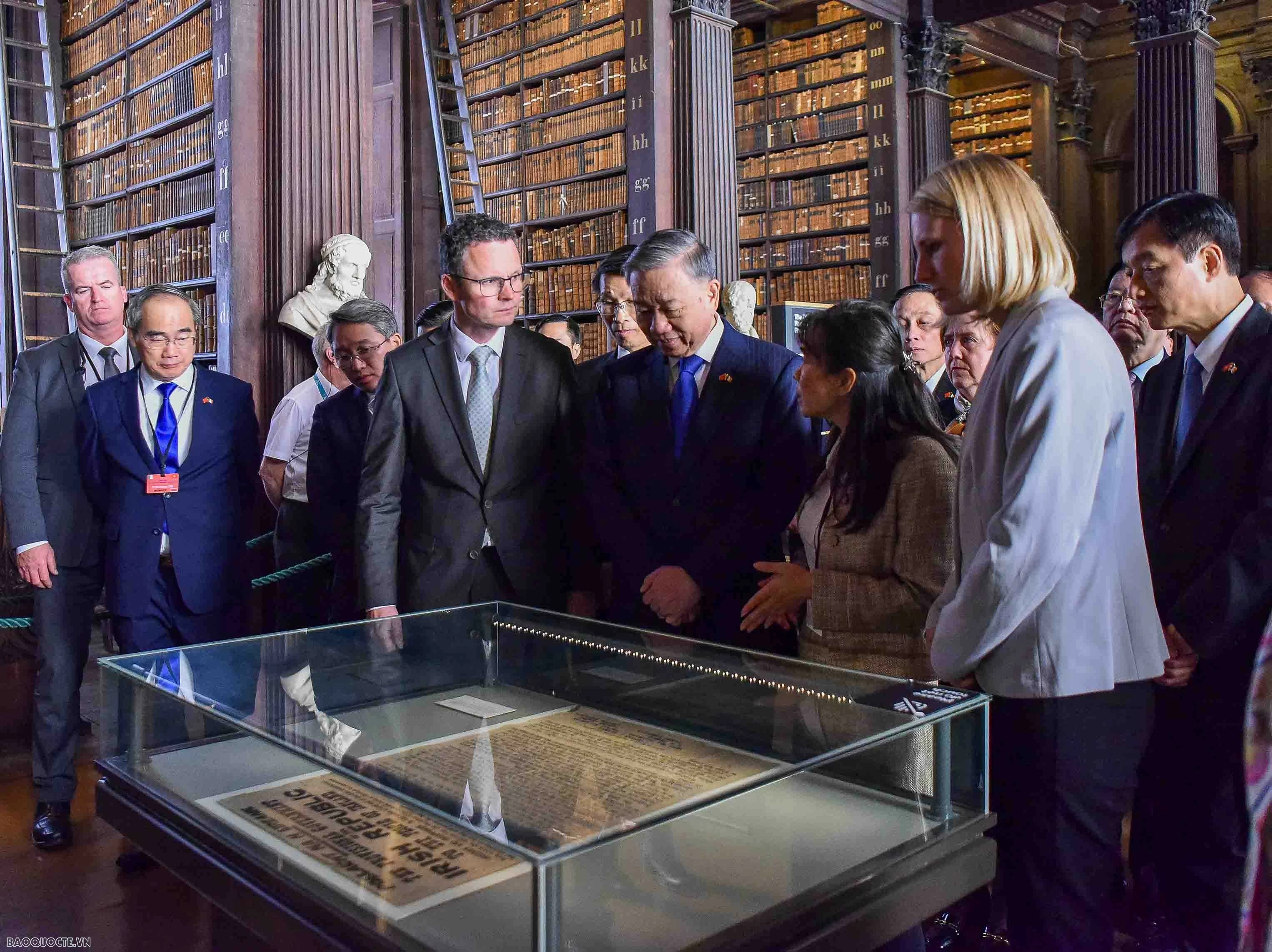 General Secretary, President To Lam visits Trinity College Dublin, delivering speech