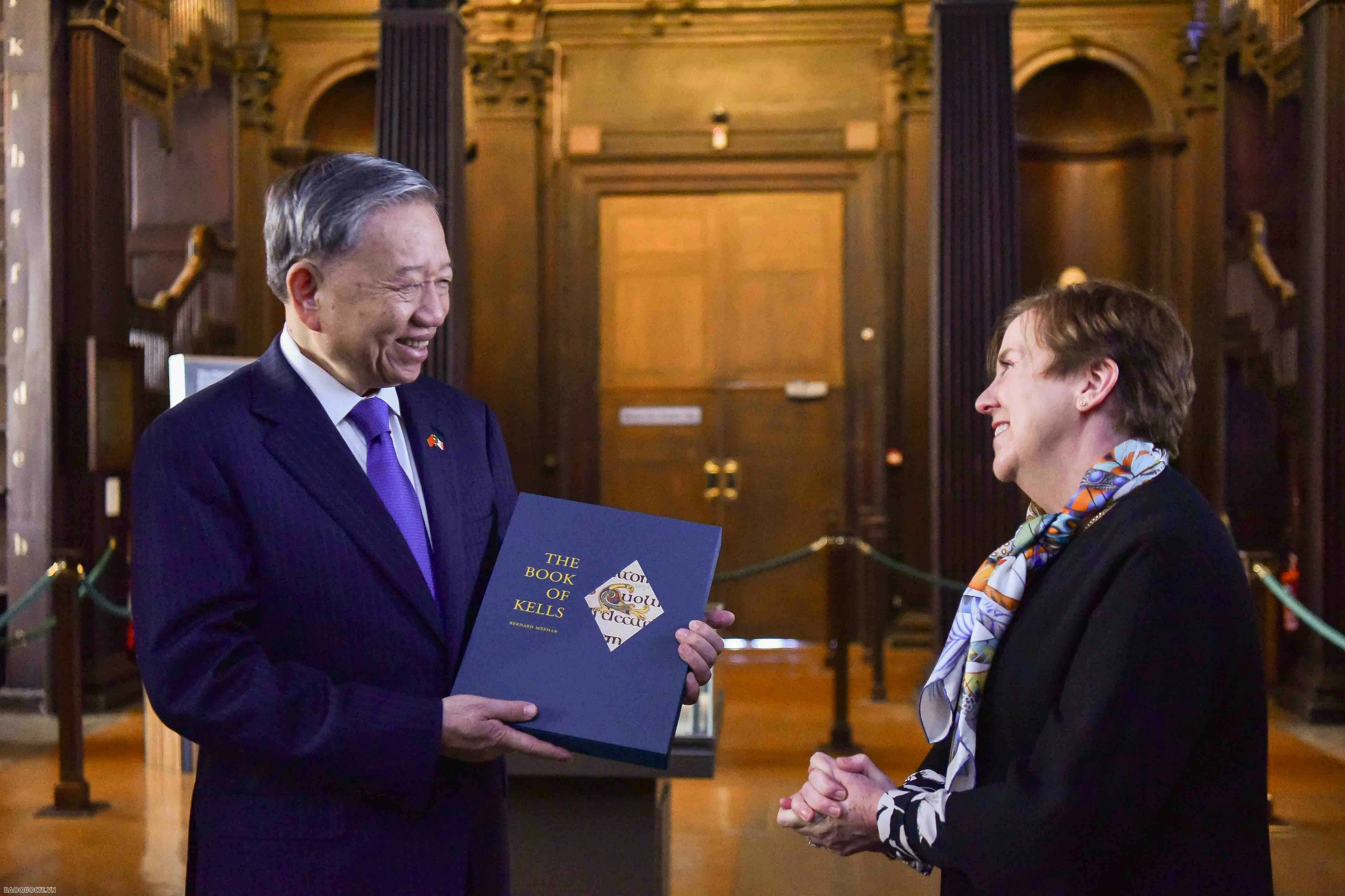 General Secretary, President To Lam visits Trinity College Dublin, delivering speech