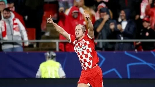 Tiền vệ Van de Beek lần đầu ghi bàn sau 2,5 năm