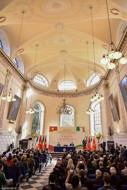 General Secretary, President To Lam visits Trinity College Dublin, delivering speech