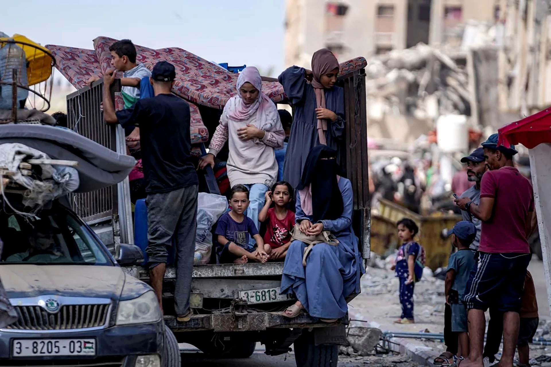 Người dân Palestine di tản khỏi thành phố Hamad sau lệnh sơ tán của quân đội Israel yêu cầu rời khỏi một số khu vực phía nam Khan Younis, ngày 11/8. (Nguồn: AP) Người dân Palestine di tản khỏi thành phố Hamad sau lệnh sơ tán của quân đội Israel yêu cầu rời khỏi một số khu vực phía nam Khan Younis, ngày 11/8. (Nguồn: AP)