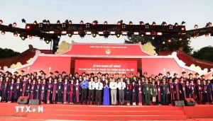 Hanoi honours 100 university valedictorians