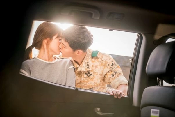 Những bộ phim truyền hình ăn khách của Hàn Quốc như Hậu duệ mặt trời đã nâng cao hình ảnh của Hàn Quốc ở nước ngoài. (Nguồn: AFP) Những bộ phim truyền hình ăn khách của Hàn Quốc như Hậu duệ mặt trời đã nâng cao hình ảnh của Hàn Quốc ở nước ngoài. (Nguồn: AFP)