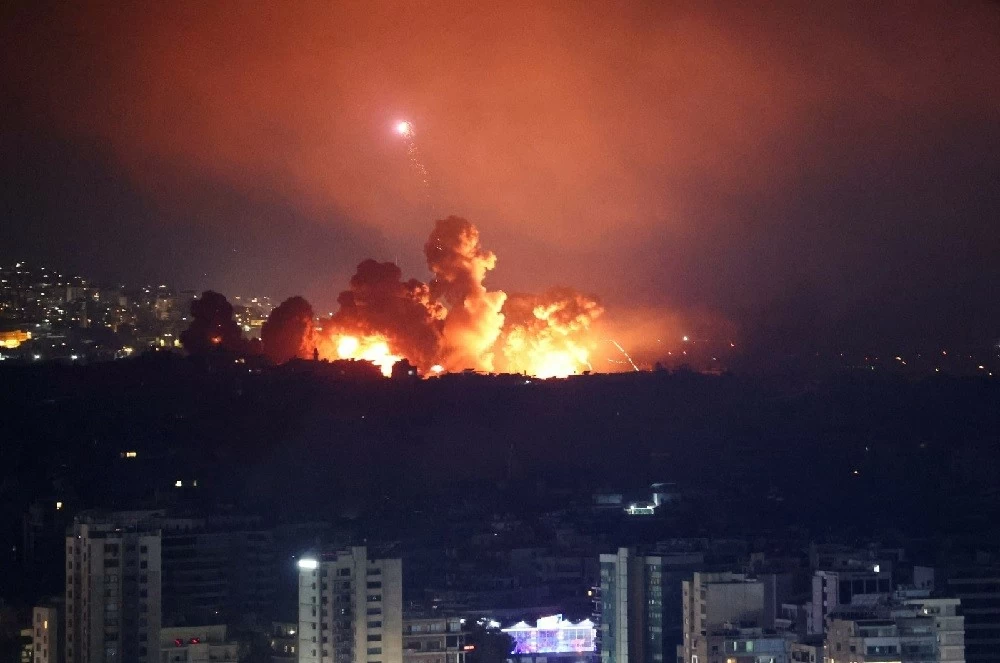 Khói và lửa bốc lên trên vùng ngoại ô phía nam Beirut sau cuộc không kích của Israel, nhìn từ Sin El Fil, Lebanon, ngày 3 tháng 10 năm 2024. (Ảnh Reuters) Khói và lửa bốc lên trên vùng ngoại ô phía nam Beirut sau cuộc không kích của Israel, nhìn từ Sin El Fil, Lebanon, ngày 3 tháng 10 năm 2024. (Ảnh Reuters)