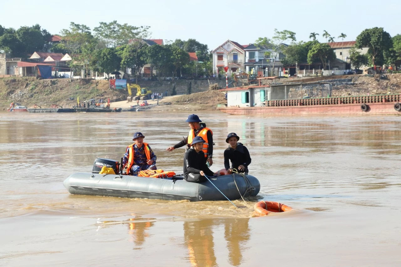 Chuẩn Đô đốc Phạm Như Xuân động viên cán bộ chiến sĩ tham gia tìm kiếm nạn nhân mất tích trong vụ sập cầu Phong Châu