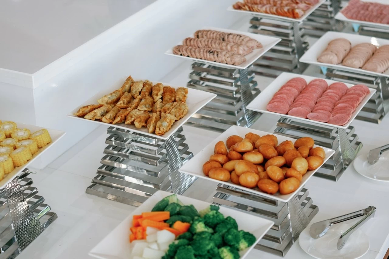 Buffet đang dạng gần 100 món ăn