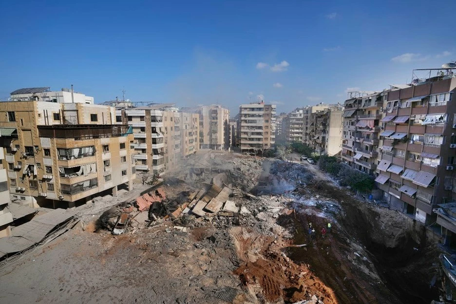 Người dân tập trung tại địa điểm ám sát thủ lĩnh Hezbollah Hassan Nasrallah ở vùng ngoại ô phía nam Beirut vào ngày 29/9. (Nguồn: AP) Người dân tập trung tại địa điểm ám sát thủ lĩnh Hezbollah Hassan Nasrallah ở vùng ngoại ô phía nam Beirut vào ngày 29/9. (Nguồn: AP)