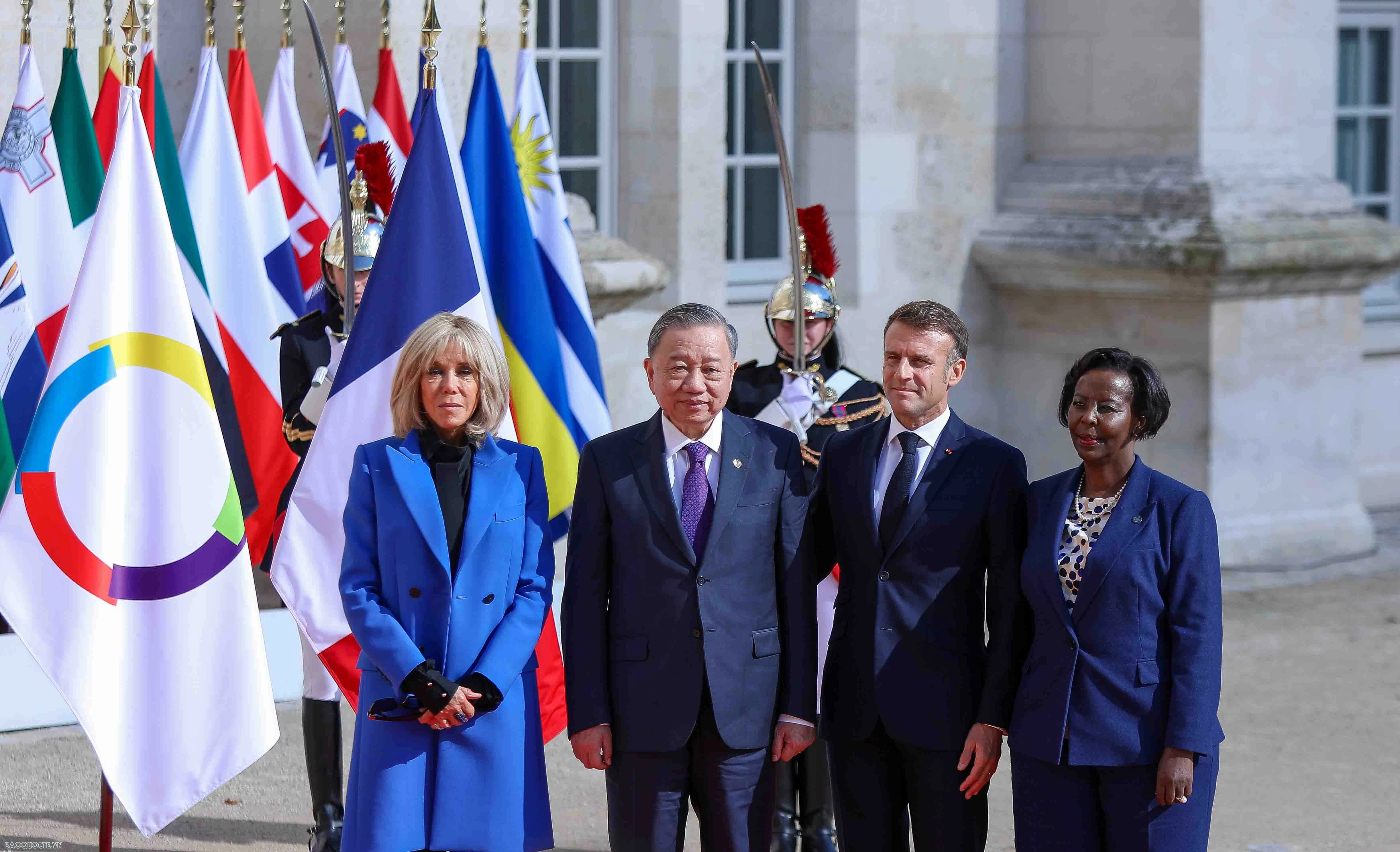 Tổng thống Pháp Emmanuel Macron và phu nhân cùng Tổng Thư ký Tổ chức quốc tế Pháp ngữ Louise Mushikiwabo đón Tổng Bí thư, Chủ tịch nước Tô Lâm