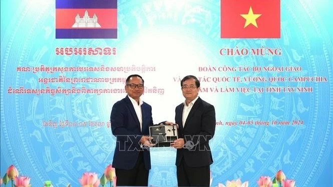 Tay Ninh boosts trade, investment, tourism cooperation with Cambodian localities