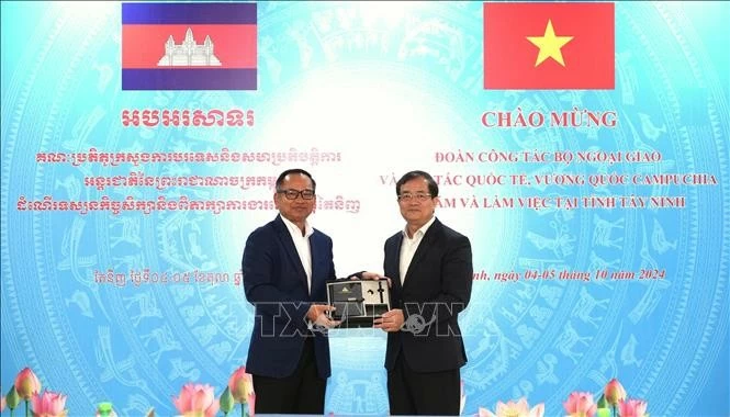 Tay Ninh boosts trade, investment, tourism  cooperation with Cambodian localities