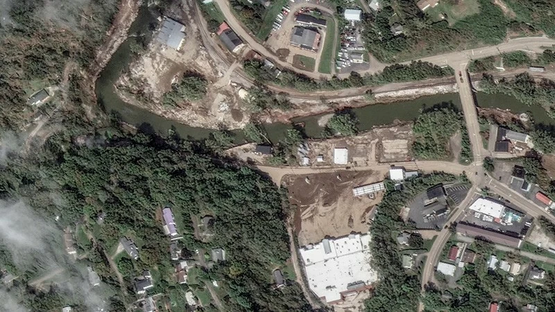 Ảnh vệ tinh cho thấy tình trạng lũ lụt ở Sông North Toe và một khu chợ sau cơn bão Helene tại Spruce Pine, Bắc Carolina, Hoa Kỳ, ngày 2 tháng 10 năm 2024.