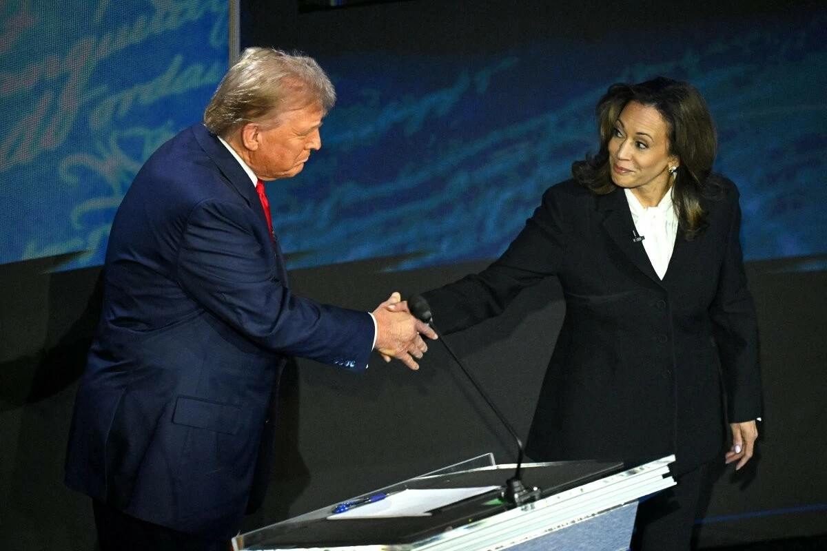 Cựu Tổng thống Donald Trump và Phó Tổng thống Kamala Harris bắt tay nhau trước khi bắt đầu cuộc tranh luận ở Philadelphia, ngày 10/9. (Nguồn: Getty Images)