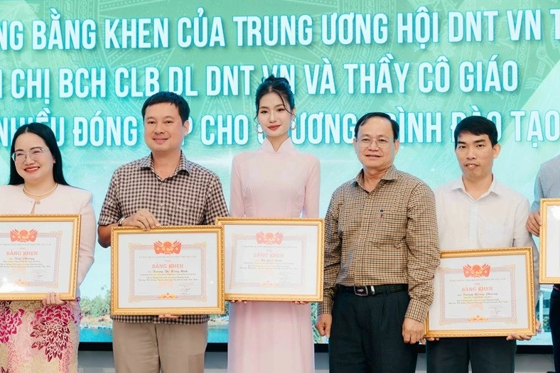 Hoa hậu Nguyễn Thanh Hà hỗ trợ phát triển du lịch Kom Tum thông qua dự án tiếng Anh cộng đồng