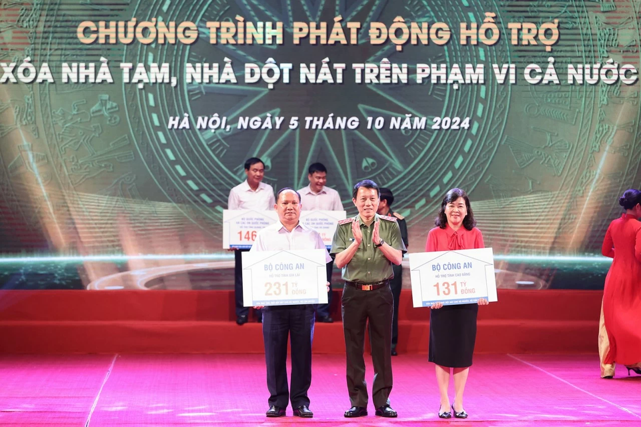 Bộ trưởng Bộ Công an Lương Tam Quang trao kinh phí của Bộ Công an ủng hộ các địa phương xoá nhà tạm, nhà dột nát - Ảnh: VGP/Nhật Bắc