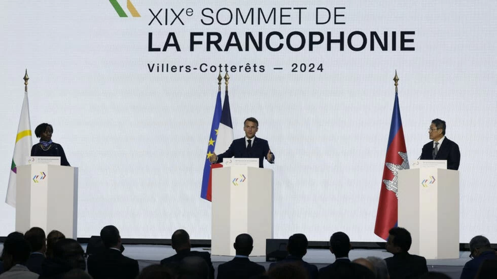 Tổng thống Pháp Emmanuel Macron phát biểu họp báo kết thúc Hội nghị cấp cao Pháp ngữ lần thứ 19 tại Grand Palais ở Paris, ngày 5/10. (Nguồn: AFP)