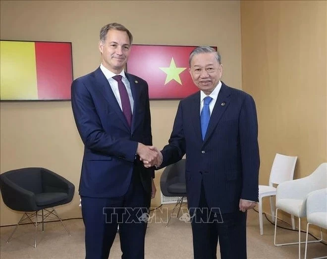 Party General Secretary and State President To Lam (right) meets with Belgian Prime Minister Alexander De Croo in Paris on October 5. (Photo: VNA)