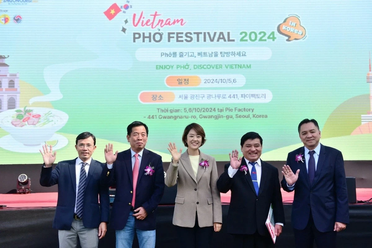Bà Ko Min Jeong - đại biểu Quốc hội Hàn Quốc - và các đại biểu chụp ảnh lưu niệm tại Vietnam Phở Festival 2024. Bà Ko Min Jeong - đại biểu Quốc hội Hàn Quốc - và các đại biểu chụp ảnh lưu niệm tại Vietnam Phở Festival 2024.