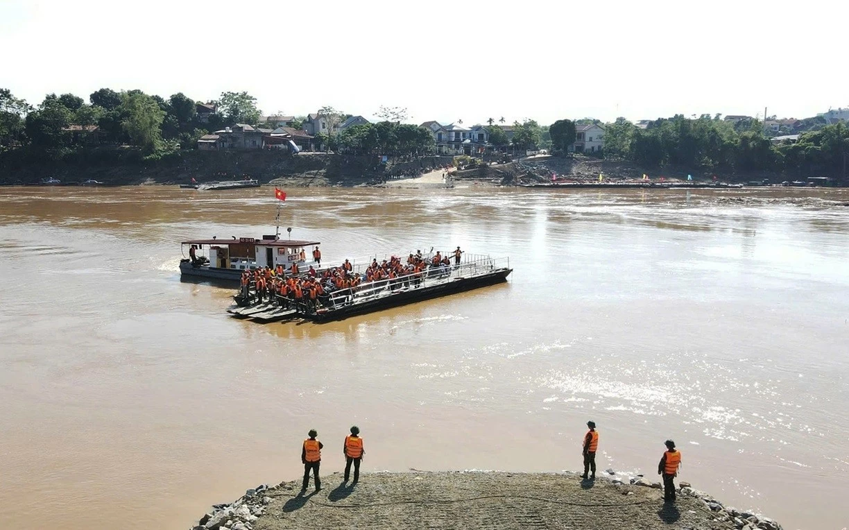 Tạm dừng phà chuyên dụng, lắp lại cầu phao Phong Châu