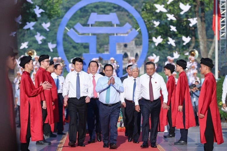70 năm Ngày Giải phóng Thủ đô: Thủ tướng Phạm Minh Chính dự 'Ngày hội Văn hóa vì hòa bình' của Hà Nội 70 năm Ngày Giải phóng Thủ đô: Thủ tướng Phạm Minh Chính dự 'Ngày hội Văn hóa vì hòa bình' của Hà Nội