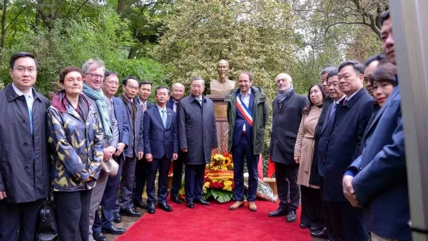 Top leader pays floral tribute to President Ho Chi Minh in France's Montreuil