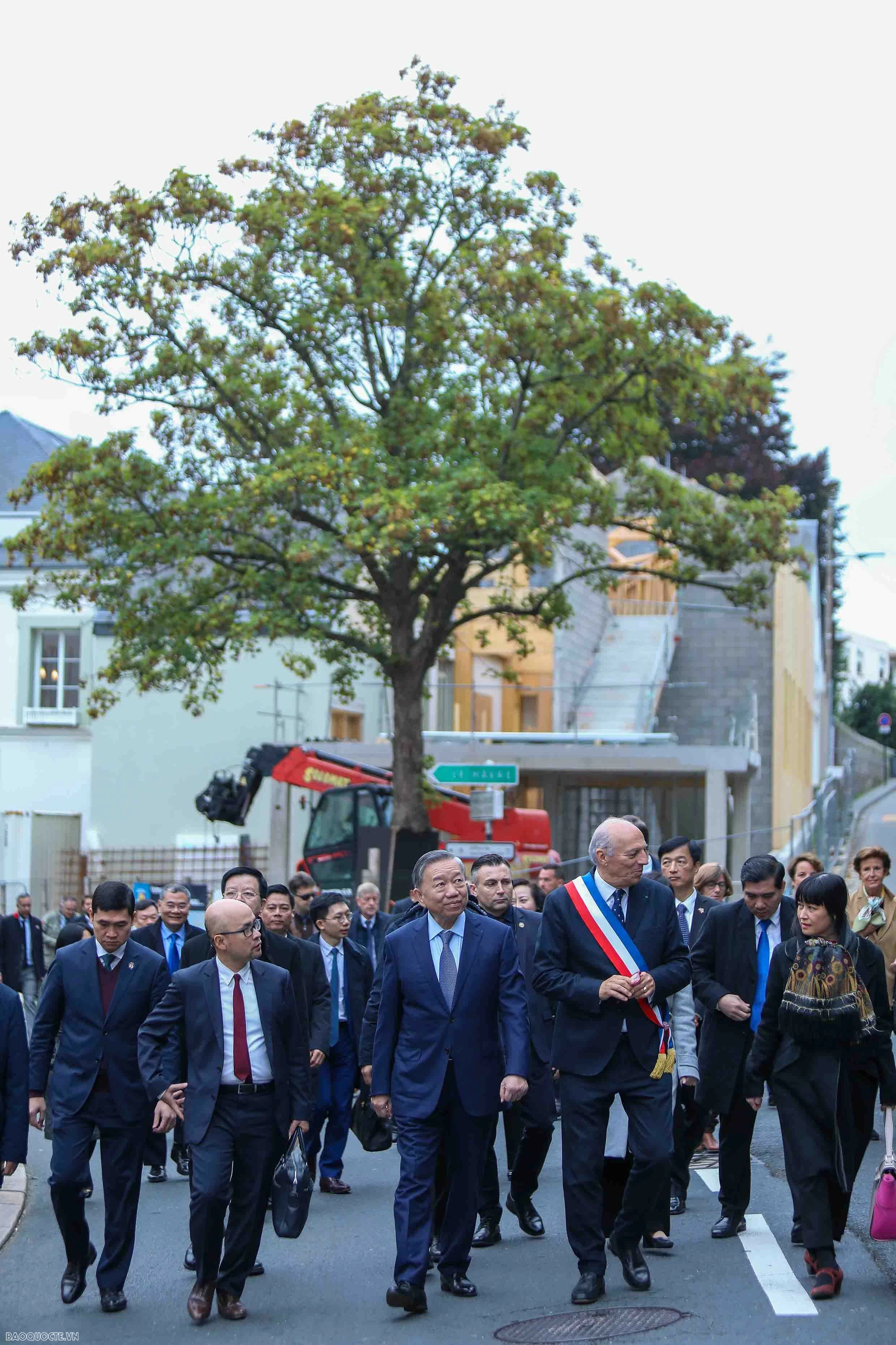 Sainte-Adresse là địa danh gắn liền với hành trình tìm đường cứu nước của Bác Hồ. Năm 1911, Chủ tịch Hồ Chí Minh (khi đó 24 tuổi) đã lưu lại nơi đây một tháng và làm vườn cho gia tộc Masquelier trong thời gian đợi sửa tầu. Đáng chú ý, cuốn sách giới thiệu về Sainte - Adresse được lưu giữ tại Tòa thị chính thành phố có đề cập tới sự kiện này./.