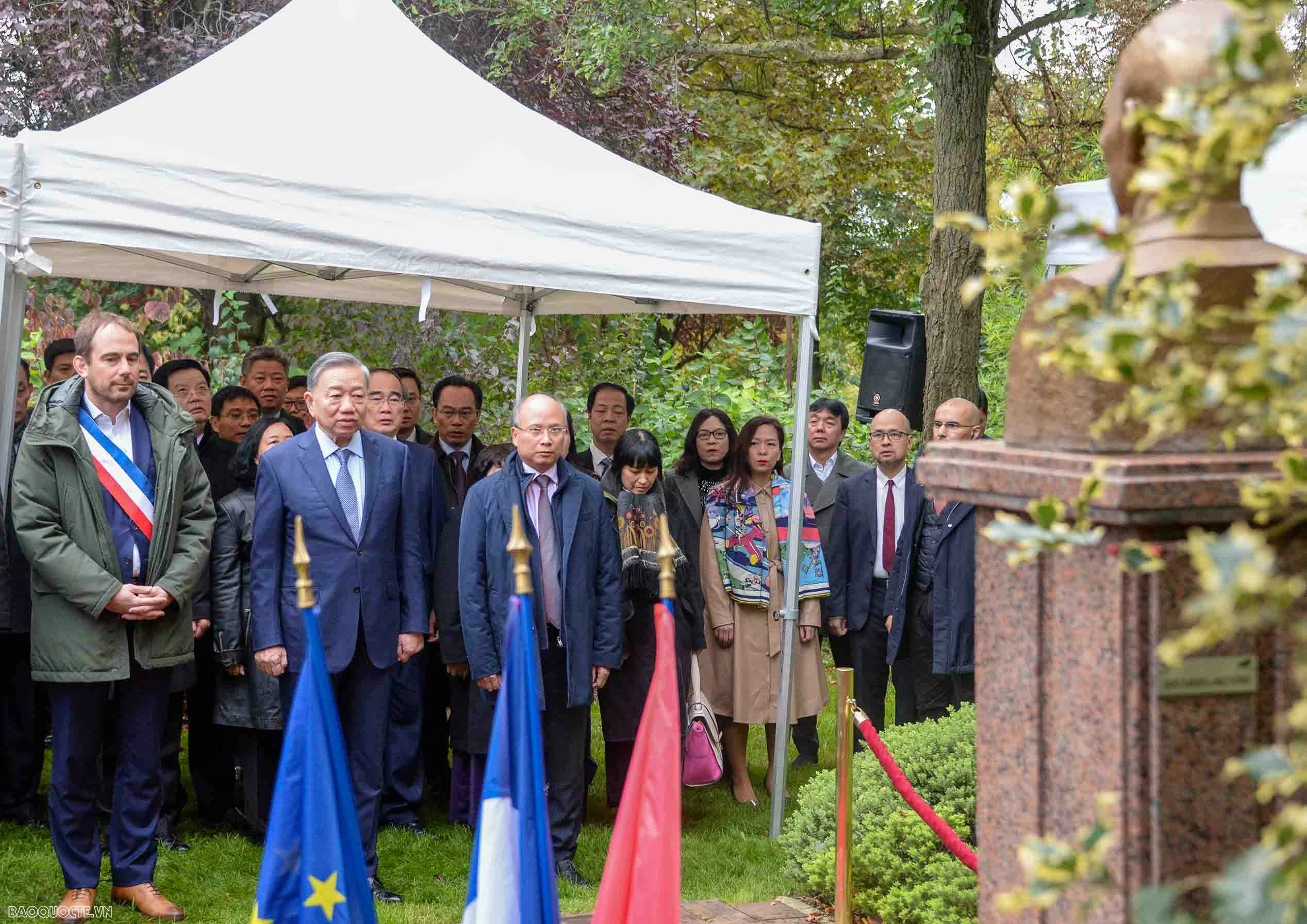 Top leader pays floral tribute to President Ho Chi Minh in France's Montreuil