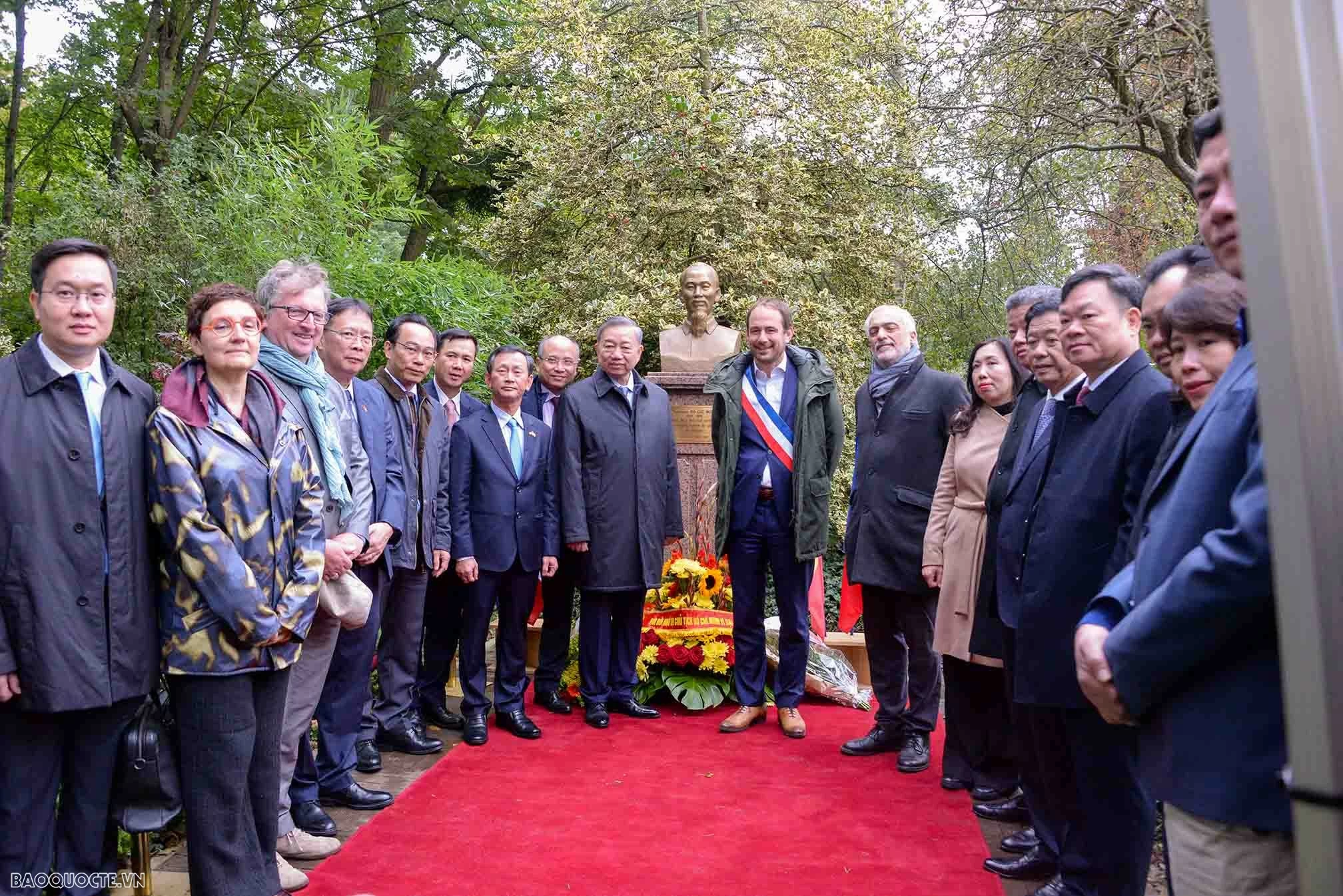 Top leader pays floral tribute to President Ho Chi Minh in France's Montreuil