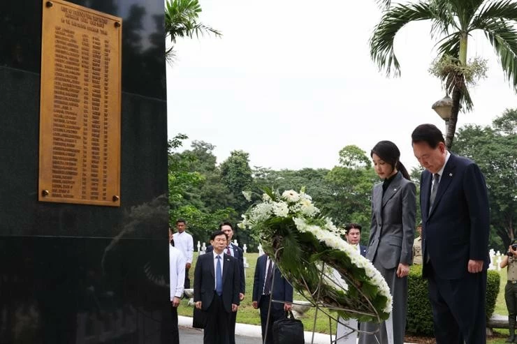 Tổng thống Hàn Quốc Yoon Suk Yeol và phu nhân Kim Keon Hee đến thăm Đài tưởng niệm Triều Tiên, một tượng đài tưởng niệm 112 người lính Philippines đã hy sinh trong Chiến tranh Triều Tiên, tại Nghĩa trang Anh hùng ở Manila, ngày 6/10/2024. (Nguồn: Yonhap)