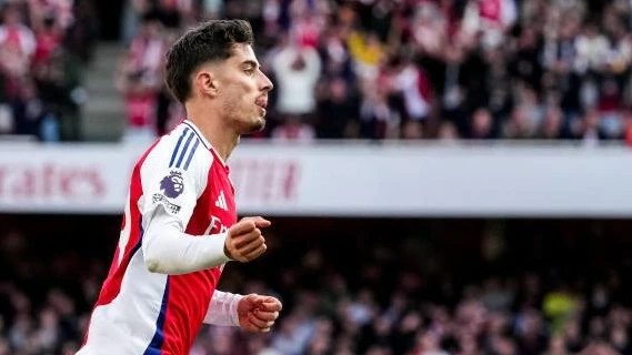 Nổ súng tằng tằng, Kai Havertz sánh ngang Van Persie