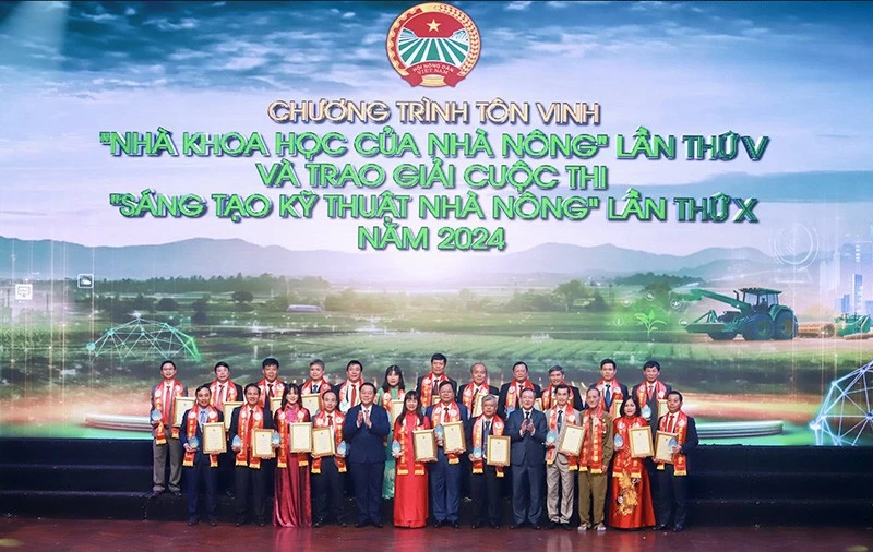 Ủy viên Bộ Chính trị, Bí thư Trung ương Đảng, Trưởng Ban Tuyên giáo Trung ương Nguyễn Trọng Nghĩa và Ủy viên Trung ương Đảng, Chủ tịch Ban Chấp hành Trung ương Hội Nông dân Việt Nam Lương Quốc Đoàn chụp ảnh kỷ niệm với các Nhà khoa học của nhà nông được tôn vinh tại buổi lễ. Ảnh: Nguyễn Chương. Ủy viên Bộ Chính trị, Bí thư Trung ương Đảng, Trưởng Ban Tuyên giáo Trung ương Nguyễn Trọng Nghĩa và Ủy viên Trung ương Đảng, Chủ tịch Ban Chấp hành Trung ương Hội Nông dân Việt Nam Lương Quốc Đoàn chụp ảnh kỷ niệm với các Nhà khoa học của nhà nông được tôn vinh tại buổi lễ. Ảnh: Nguyễn Chương.