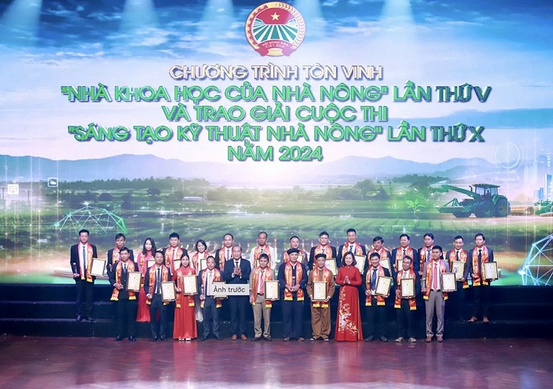 Đồng chí Phan Như Nguyện - Ủy viên dự khuyết Trung ương Đảng, Phó Chủ tịch Thường trực Ban Chấp hành Trung ương Hội Nông dân Việt Nam và đồng chí Bùi Thị Thơm - Phó Chủ tịch Ban Chấp hành Trung ương Hội Nông dân Việt Nam, Trưởng Ban Tổ chức Chương trình trao Giấy chứng nhận và Biểu trương cho các cá nhân đạt giải Cuộc thi Sáng tạo kỹ thuật Nhà nông toàn quốc lần thứ 10. Ảnh: Nguyễn Chương. Đồng chí Phan Như Nguyện - Ủy viên dự khuyết Trung ương Đảng, Phó Chủ tịch Thường trực Ban Chấp hành Trung ương Hội Nông dân Việt Nam và đồng chí Bùi Thị Thơm - Phó Chủ tịch Ban Chấp hành Trung ương Hội Nông dân Việt Nam, Trưởng Ban Tổ chức Chương trình trao Giấy chứng nhận và Biểu trương cho các cá nhân đạt giải Cuộc thi Sáng tạo kỹ thuật Nhà nông toàn quốc lần thứ 10. Ảnh: Nguyễn Chương.