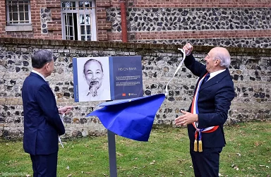 Top leader attends inauguration of memorial plaque honouring President Ho Chi Minh in France